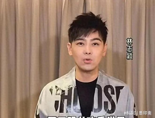 态好票价才50块50岁嫩得像30岁开元棋牌林志颖到周口商演冒雨唱歌状(图1)