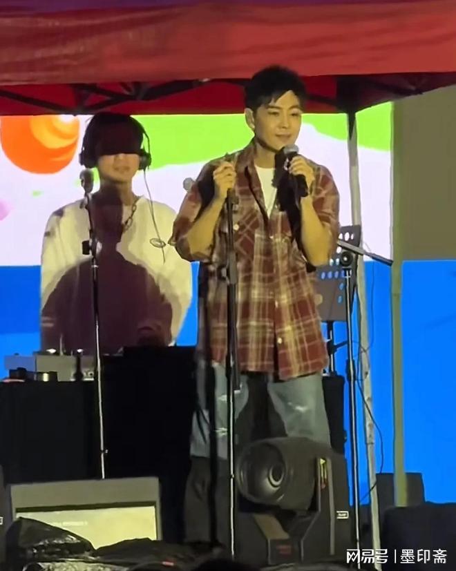 态好票价才50块50岁嫩得像30岁开元棋牌林志颖到周口商演冒雨唱歌状(图12)